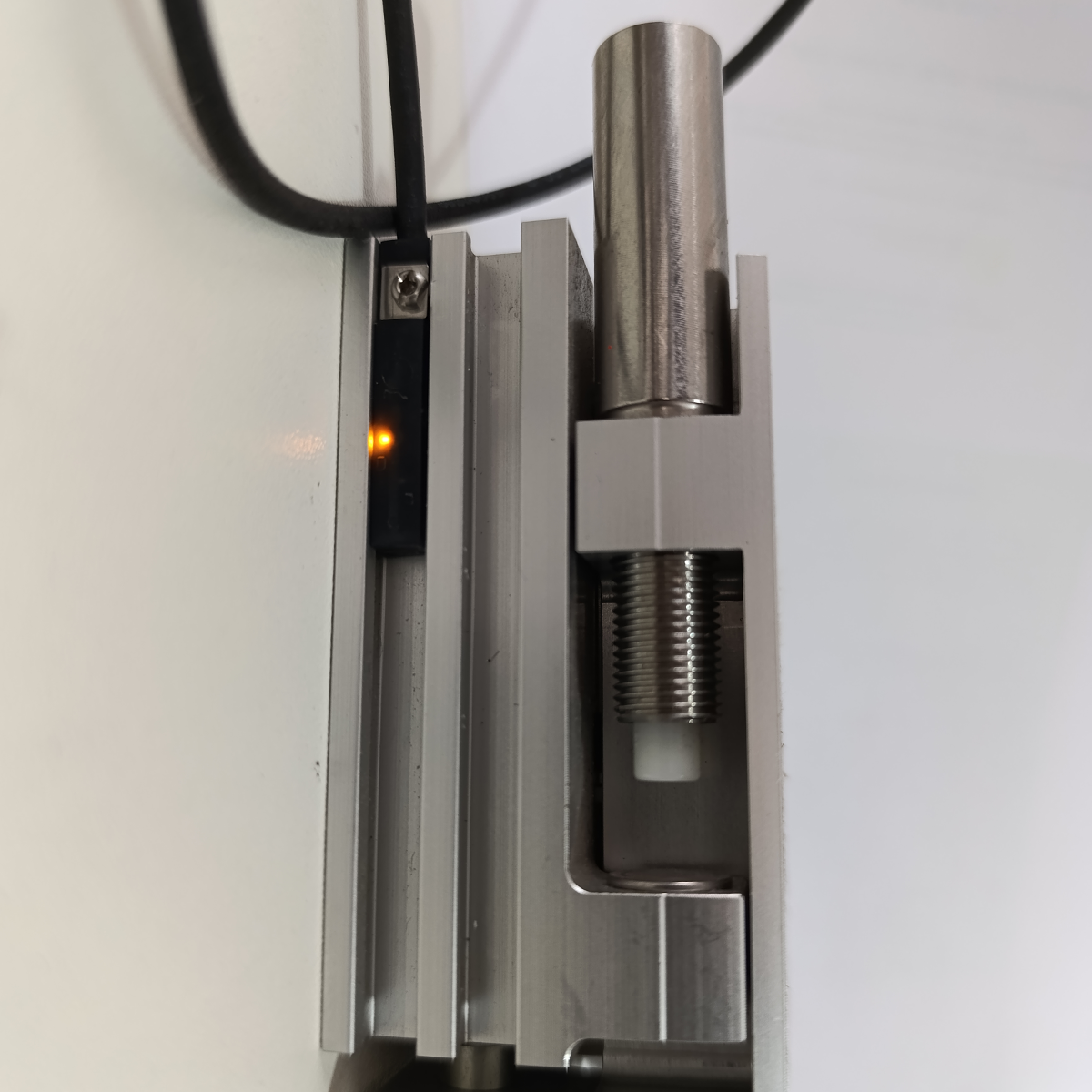 Sensor magnético AUTOSEN AZ004 para cilindro – Reed, ranura T, M8 - Imagen 4